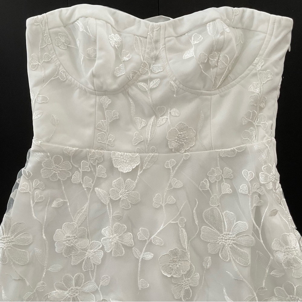 Elegant White Floral Strapless Dress - Picture 8 of 10